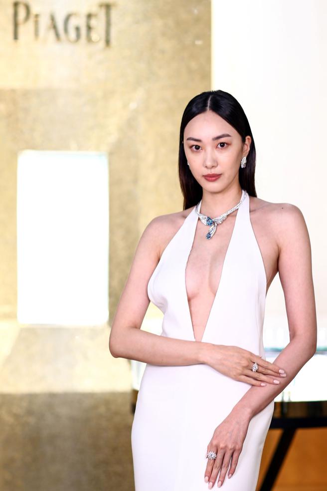 伯爵《SOLSTICE》系列珠宝融入鸡尾酒设计元素，模特儿以性感装扮诠释愈夜愈美丽的欢乐派对气氛。（邓博仁摄）