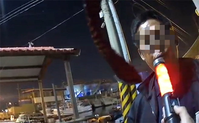 大陆籍柯姓男船员14日晚间私自离船，跑到旗津区找台湾籍女友人喝酒聊天遭警拦查，心虚不断大喊「大家都是同胞！」。旗津派出所员警不予理毁，坚持酒测，测得酒测值0.26毫克，当场上铐送办。（高市鼓山分局提供／袁庭尧高雄传真）