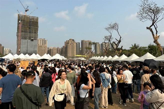 全台规模最大的咖啡市集高雄「珈琲与花物语」与高市府观光局搭配的策展团队「森之市」邀请台、日、泰350摊知名品牌前来高雄展出，活动首日就吸引超过8万人到场共襄盛举。（高市府观光局提供／洪浩轩高雄传真）