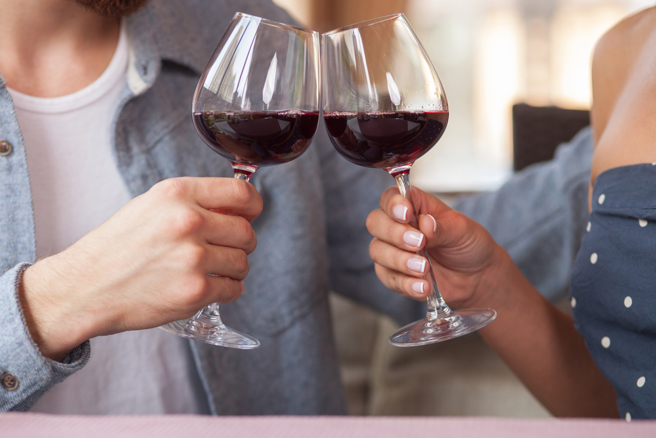 一名男子与女性友人一同饮酒聊天，但却趁着酒意性骚扰对方。（示意图／Shutterstock）