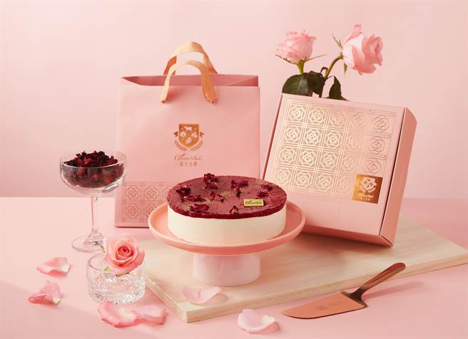 起士公爵「玫瑰水晶玻尿酸乳酪蛋糕」6吋官网价2080元，限时1872元。（起士公爵提供）