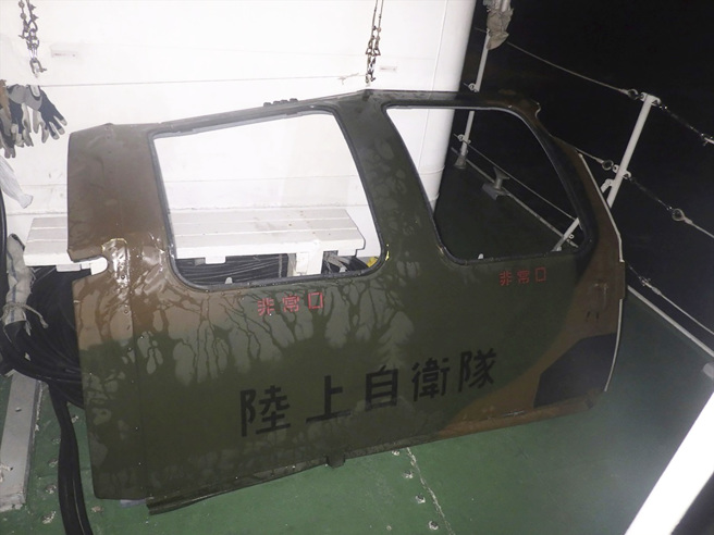 7日坠海失踪的日本陆上自卫队黑鹰直升机传出今（16）日找到主要机体残骸，并且寻获5名队员遗体。图为日前找到的直升机门板。（资料照／美联社）