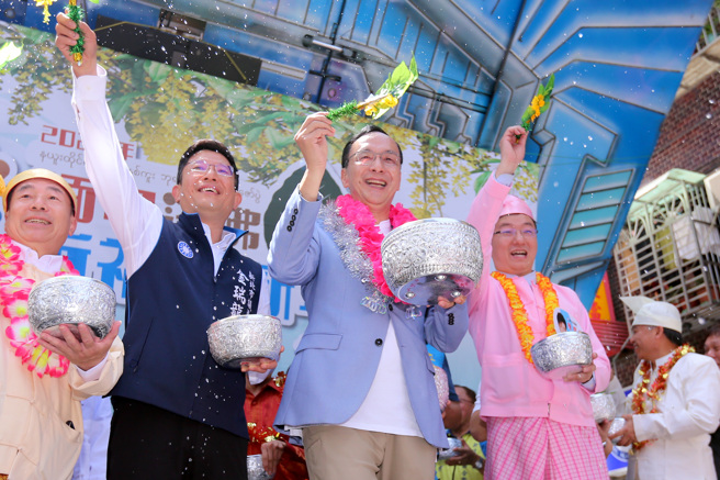 国民党主席朱立伦（中）16日赴新北市中和华新街，参加缅甸浴佛祈福迎新年活动，以洒净取代泼水，庆祝缅甸新年。（黄世麒摄）