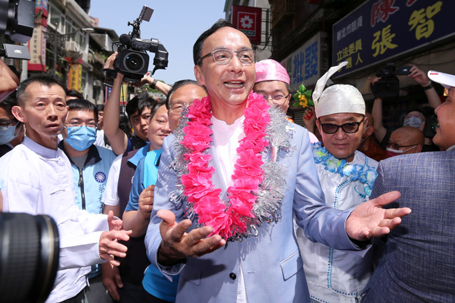 国民党主席朱立伦（中）16日赴新北市中和华新街，参加缅甸浴佛祈福迎新年活动，受访时回应党内总统徵召提名等相关议题。（黄世麒摄）