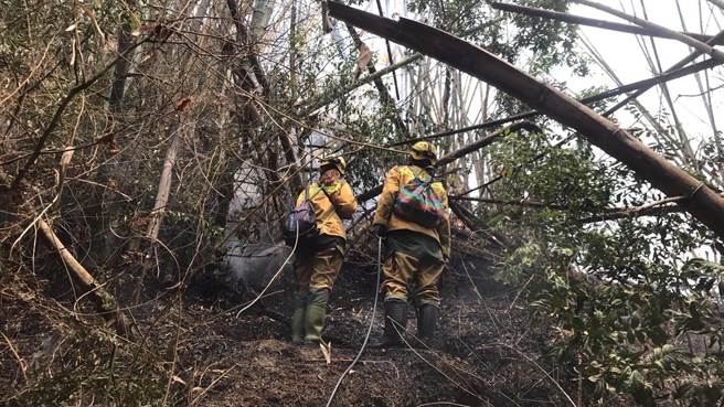 高雄杉林、內門山火燒5日，各單位救火疲於奔命。（翻攝照片／崔正綱高雄傳真）