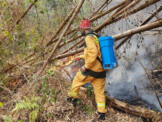 高雄杉林、內門山火燒5日，各單位救火疲於奔命。（翻攝照片／崔正綱高雄傳真）