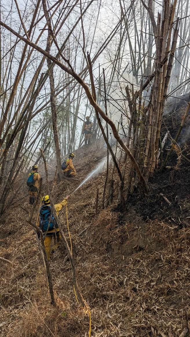高雄杉林、內門山火燒5日，各單位救火疲於奔命。（翻攝照片／崔正綱高雄傳真）