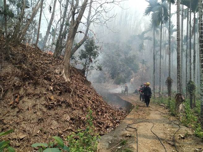 高雄杉林、內門山火燒5日，各單位救火疲於奔命。（翻攝照片／崔正綱高雄傳真）