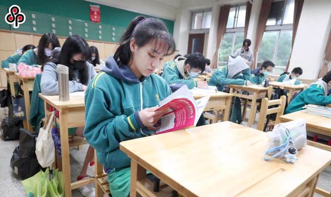 教育部已修改规定，高中成年学生要不要参加第八节课或寒辅、暑辅，自己决定就可。（本报资料照）