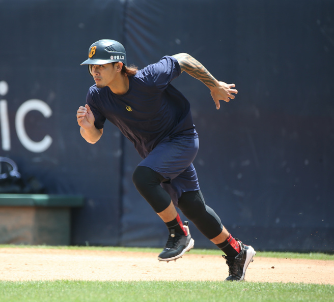 中信兄弟张志豪之前比赛中出现小腿扭伤状况，今天赛前防护员会再测试评估。（陈怡诚摄）