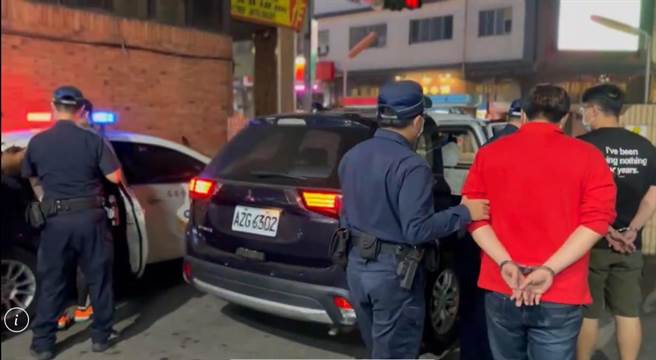 台南市警方逮獲投資詐騙的車手與收水手。（讀者提供／程炳璋台南傳真）