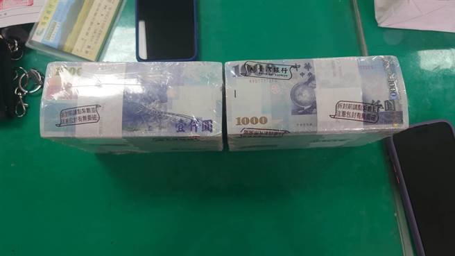 警方在詐騙集團收水手車上查獲剛從銀行領出未拆封的200萬現金。（讀者提供／程炳璋台南傳真）