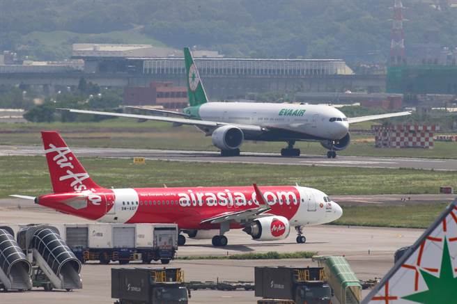 大陆民航部门16日上午9时30分起进行为时27分钟的航太活动时间，划设警示区管制飞航，桃园机场公司表示，航班大致运作正常，接近管制时间内的航班大都选择提早降落或延后起飞，时差都在误差范围内。搭机旅客也觉得与以往一样，未有感到不同。图为桃园机场班机排队上跑道起飞。（陈麒全摄）