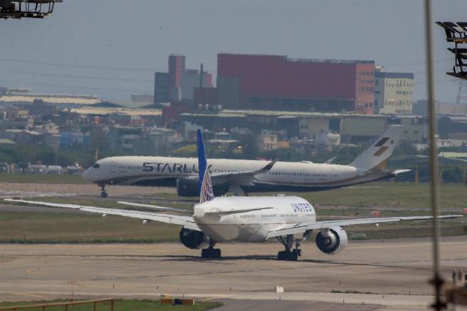 大陆民航部门16日上午9时30分起进行为时27分钟的航太活动时间，划设警示区管制飞航，桃园机场公司表示，航班大致运作正常，接近管制时间内的航班大都选择提早降落或延后起飞，时差都在误差范围内。搭机旅客也觉得与以往一样，未有感到不同。图为桃园机场班机排队上跑道起飞。（陈麒全摄）