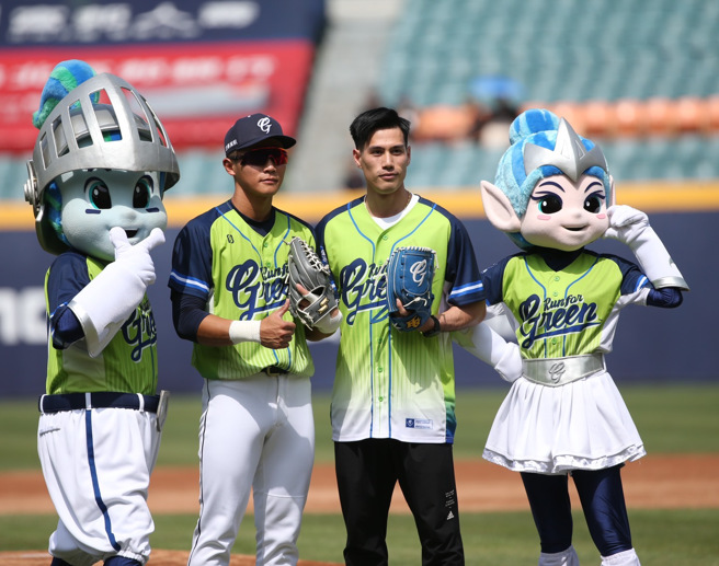 「台湾最速男」杨俊瀚16日为富邦悍将开球，同梯当兵的廖柏勋担任接球捕手。（陈怡诚摄）