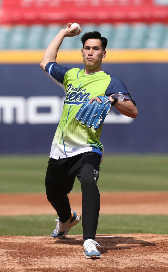 「台湾最速男」杨俊瀚16日为富邦悍将开球。（陈怡诚摄）