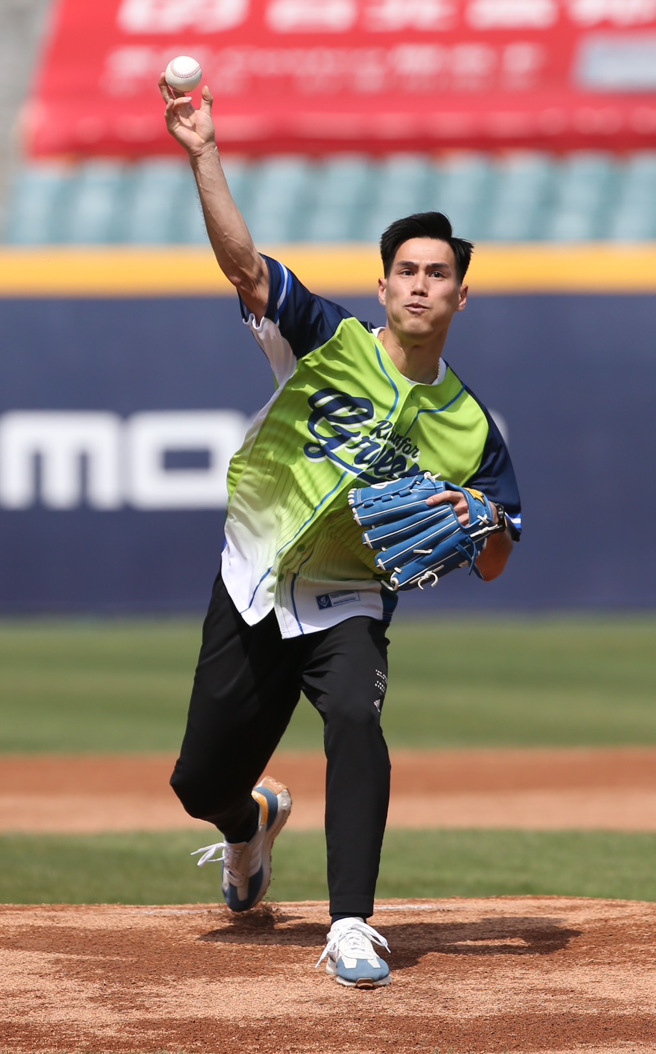 「台湾最速男」杨俊瀚16日为富邦悍将开球。（陈怡诚摄）