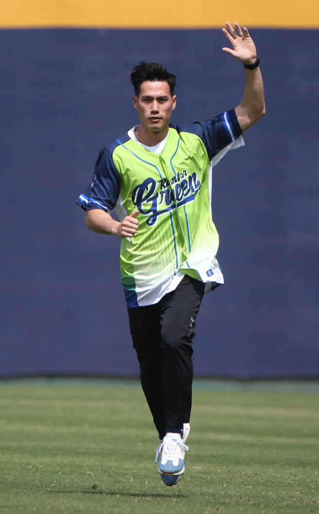 「台湾最速男」杨俊瀚16日为富邦悍将开球。（陈怡诚摄）