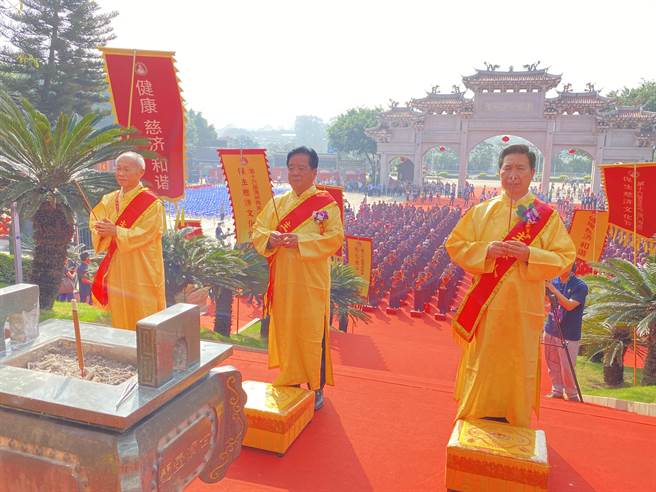 第16届海峡两岸保生慈济文化节开幕，由青礁慈济祖宫理事会副理事长顏笛(中)、金门县长陈福海(右)及前国民党代理主席林政则(左)共同主祭。(于家麒摄)