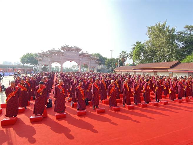 来自两岸三地逾800名信眾穿着古装礼服向保生大帝朝拜，场面庄严隆重。(于家麒摄)