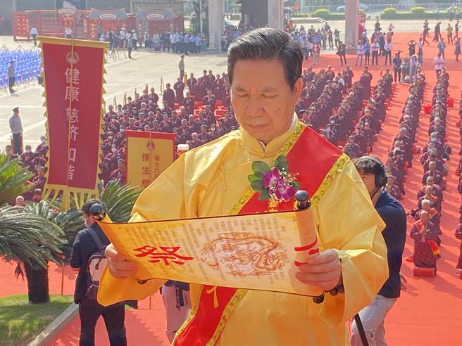 金门县长陈福海与2位主祭者共同代表宣读祭文上达天听，完成庄严隆重的祭祀大典。(于家麒摄)