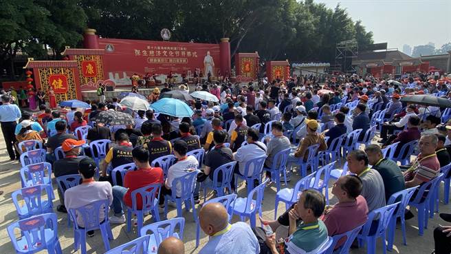 第16届海峡两岸保生慈济文化旅游节开幕活动，由大陆民俗技艺团体表演开场鼓为活动暖场。(于家麒摄)