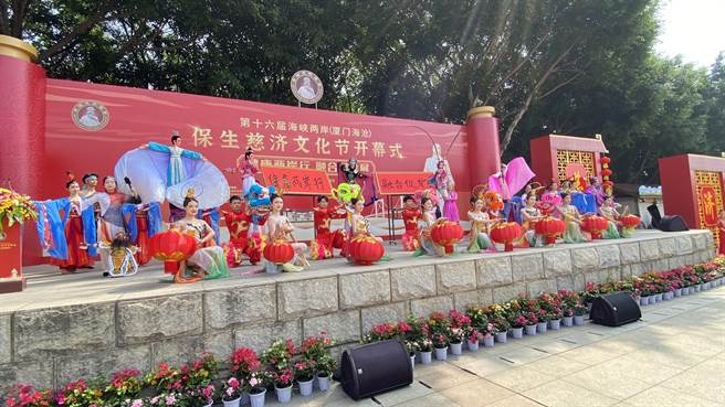 大陆民俗技艺团体表演精彩的《民俗荟萃》文艺演出，获得现场观眾如雷的掌声。(于家麒摄)