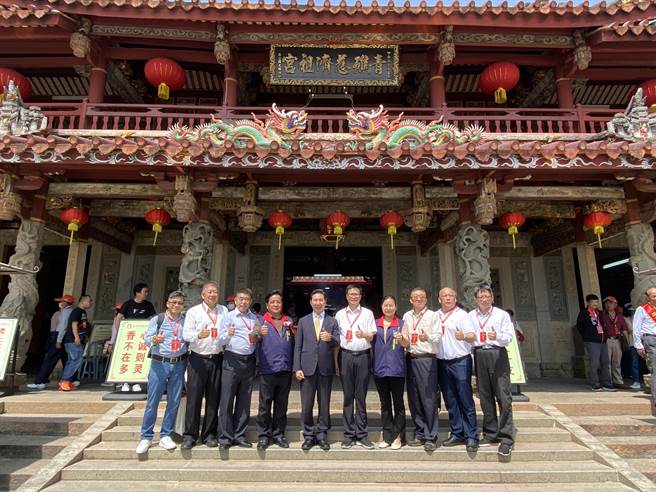 金门县长陈福海(左五)也率队入青礁慈济祖宫内参拜，祈佑人民平安健康，两岸永续和平发展。(于家麒摄)