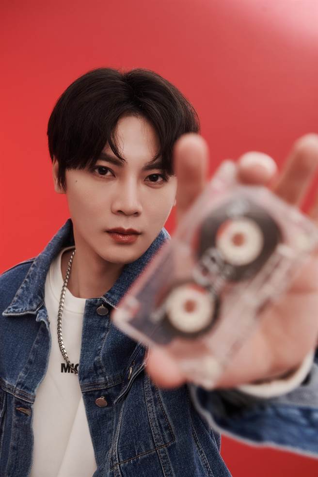 古曜威时隔2年发实体唱片，荣登双榜销售冠军。（单纯梦想文创事业、华纳音乐提供）