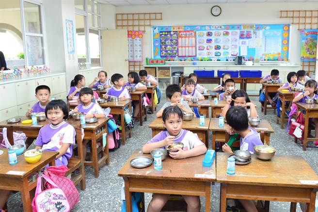苗栗县府积极规画112学年度办理「校园供餐质量升级－推动高钙午餐」计画，提升学童午餐菜色的钙质供应量。（苗栗县政府提供／李京升苗栗传真）