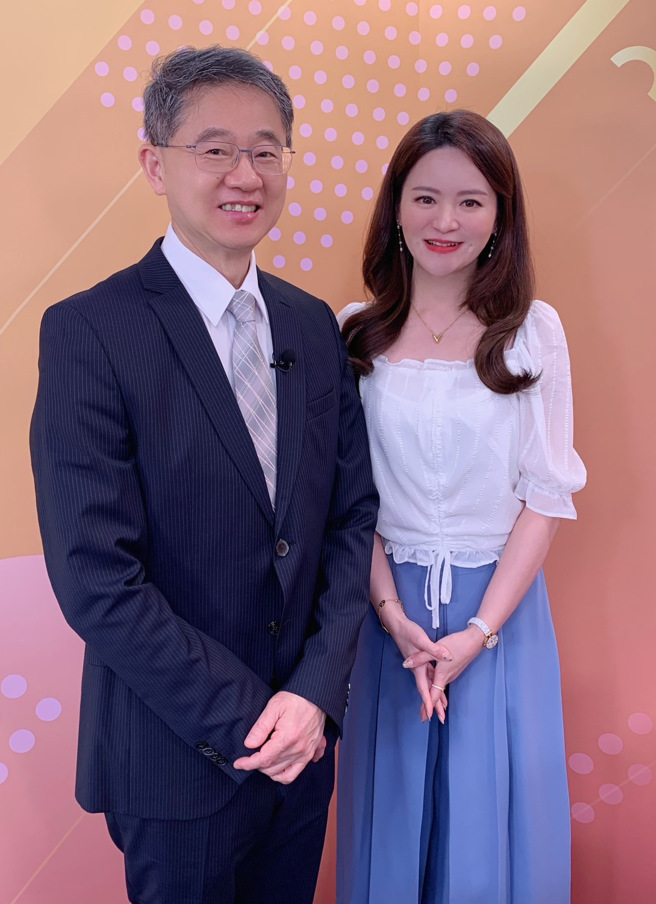 台湾运彩总经理林博泰（左）上时来运转节目，与主持人尉迟佩玉谈运彩眉角。（林胜发摄）