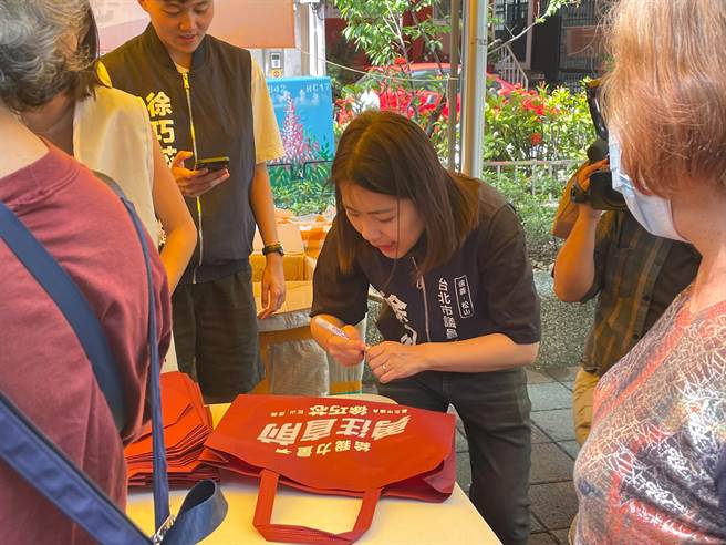 國民黨台北市議員徐巧芯下午在復源公園拜票，她表示，民進黨立委高嘉瑜是雜貨店女兒，她則是早餐店女兒，彼此都沒有派系、背景，從政的路上都辛苦，但只要有選民支持就非常快樂。（劉彥宜攝）