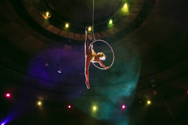 大陆一名女性杂技表演者在升空过程中突然坠地，送医抢救后仍不治身亡。(示意图/达志影像)