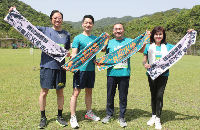 新北市长侯友宜（右2）出席新北市铁道马拉松接力赛活动，偕同基隆市副市长邱佩琳（右起）、台北市长蒋万安及桃园市长张善政一同为比赛合影，宣达本次追火车路跑的乐趣。（郑任南摄）