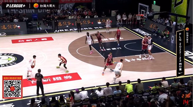 麦卡洛从后方偷袭丁恩迪后脑。(取自YT画面)