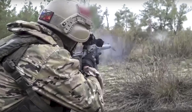 图为俄军在乌克兰开枪资料照。（美联社）