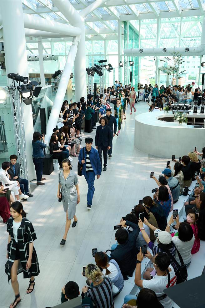 agnes b.于台南美术馆二馆南美春室举行的2023春夏时装大秀，现场强调自然採光，不使用过多人工灯光干扰大秀，亦为这场服装秀增色不少。（agnes b.提供）