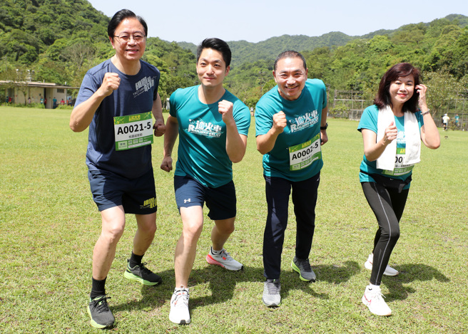 新北市长侯友宜（右2）出席新北市铁道马拉松接力赛活动，偕同基隆市副市长邱佩琳（右起）、台北市长蒋万安及桃园市长张善政一同为比赛合影，宣达本次追火车路跑的乐趣。（郑任南摄）