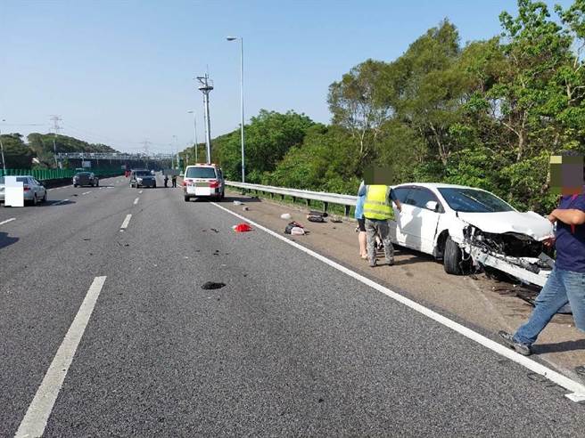 国道3号北向171公里清水段今天下午3点17分发生两辆自小客车追撞事故，一度造成车流回堵4公里。（民眾提供／张亦惠台中传真）