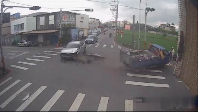 小货车闯红灯撞毁别人车头。（宜兰县警察局罗东分局提供／吴佩蓉宜兰传真）