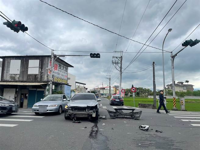 遭撞银色车车头保险杆正片掉落。（宜兰县警察局罗东分局提供／吴佩蓉宜兰传真）