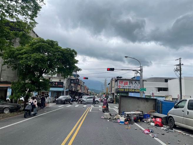 小货车撞击小客车后翻车。（宜兰县警察局罗东分局提供／吴佩蓉宜兰传真）