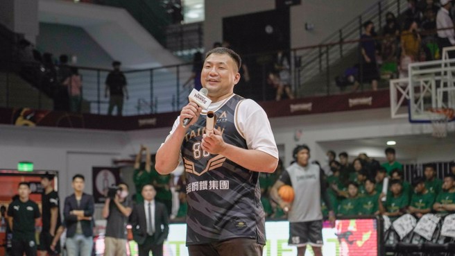 龙弘元今天宣布退役。(台南台钢猎鹰提供)