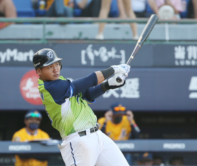 富邦悍將范國宸單場4支4、貢獻4打點。（陳怡誠攝）