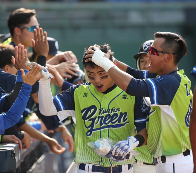 富邦悍將申皓瑋敲出致勝3分炮，回來接受隊友慶賀。（陳怡誠攝）