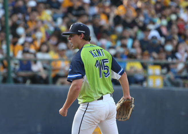 富邦悍將洋投肯特。（陳怡誠攝）