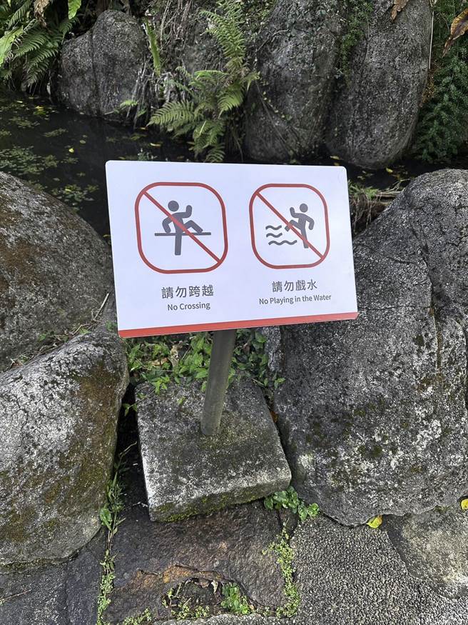 以台湾规范的红色作为禁止项目标志的色彩，搭配中性深灰色融入园内各空间。（北市动物园提供）