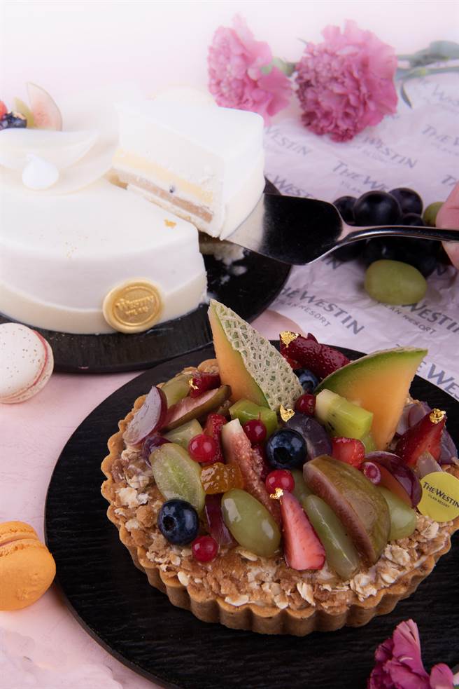 「繽紛水果塔」和「純白馨意」早鳥優惠價6吋580元、8吋880元。(宜蘭力麗威斯汀度假酒店提供)