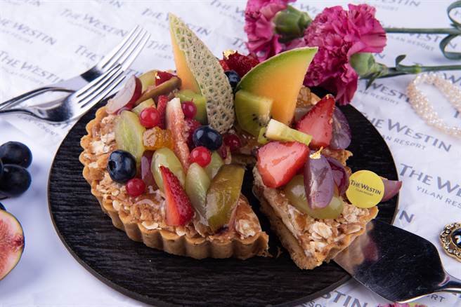 「繽紛水果塔」以滿滿新鮮水果堆疊，綜合燕麥塔皮為基底，搭配橙香乳酪餡、杏仁奶油餡，視覺味覺雙享受。(宜蘭力麗威斯汀度假酒店提供)