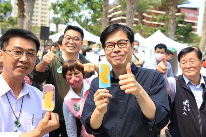 高雄市长陈其迈品嚐凤梨鲜果冰棒，鼓励大家以行动支持凤梨，享受台湾凤梨的甜蜜美好。（高雄市新闻局提供）
